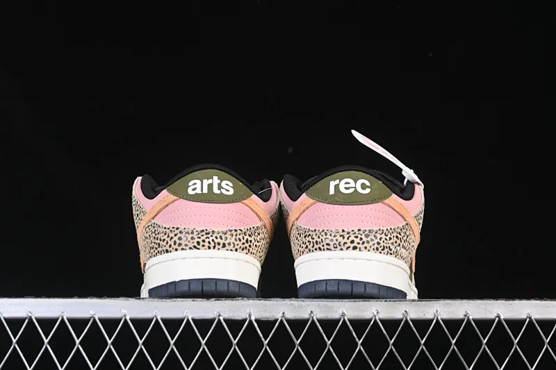 All Categories Nk SB Dunk Series Nk SB Dunk Low low-top sneakers Arts-Rec Skateshop x Nike SB Dunk Low Pro joint model low-top casual sneakers IH3211-200